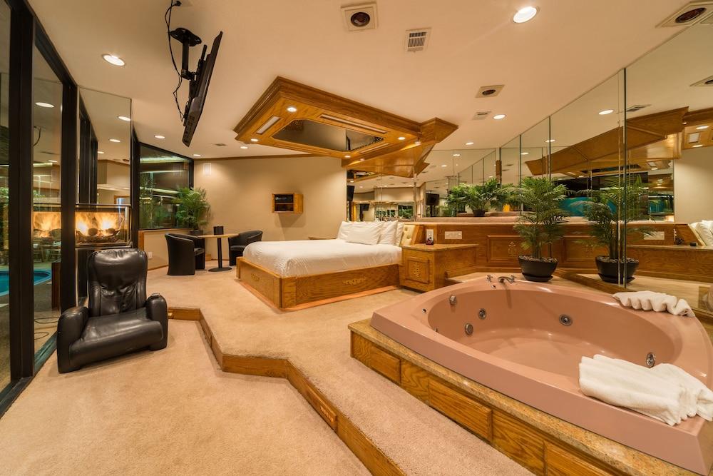 Sybaris Pool Suites Mequon photo 20