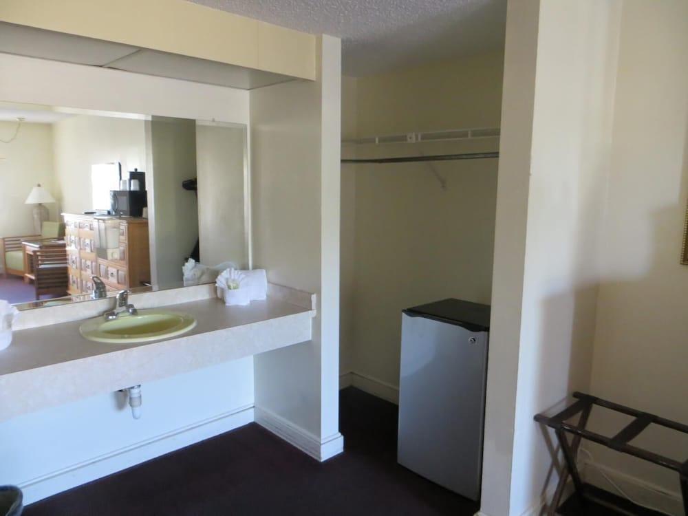 The Central Motel photo 24