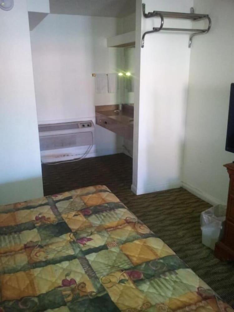 Deluxe Inn photo 14