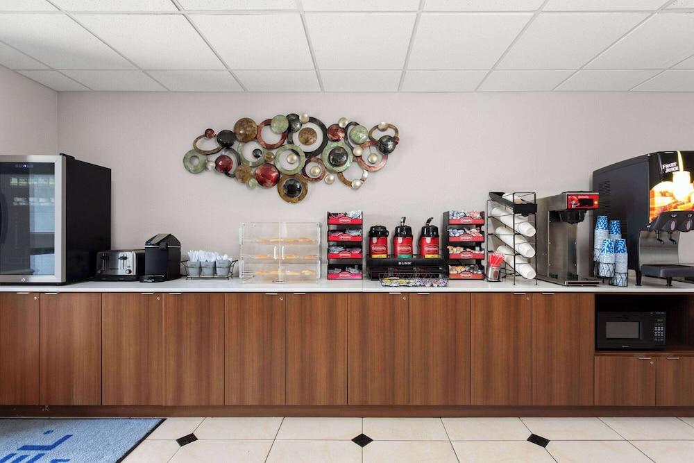 Microtel Inn & Suites by Wyndham Panama City photo 2