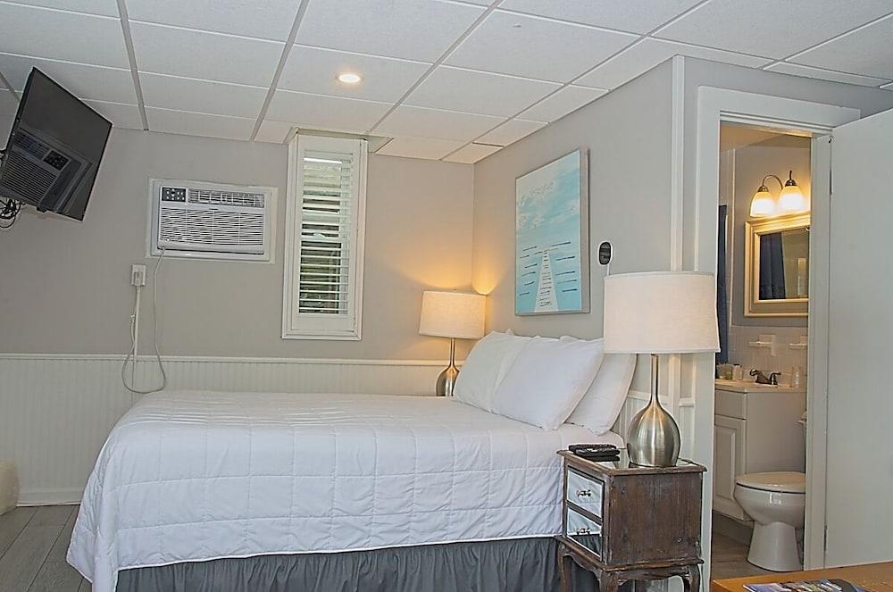 Vineyard Harbor Motel - Private Beach photo 13