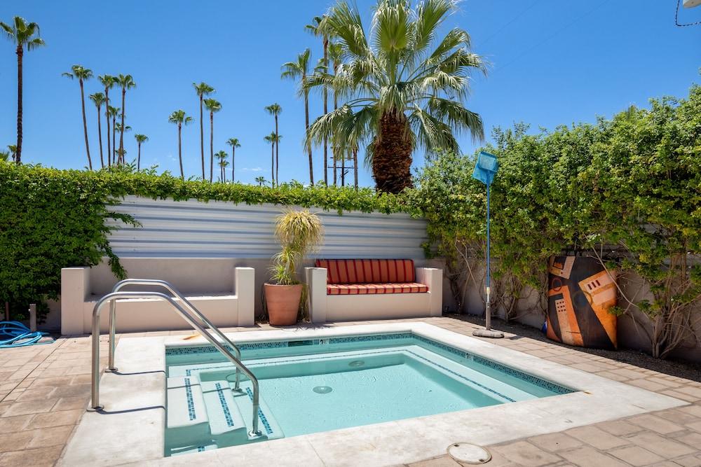 Poolside Fun King Suite photo 5