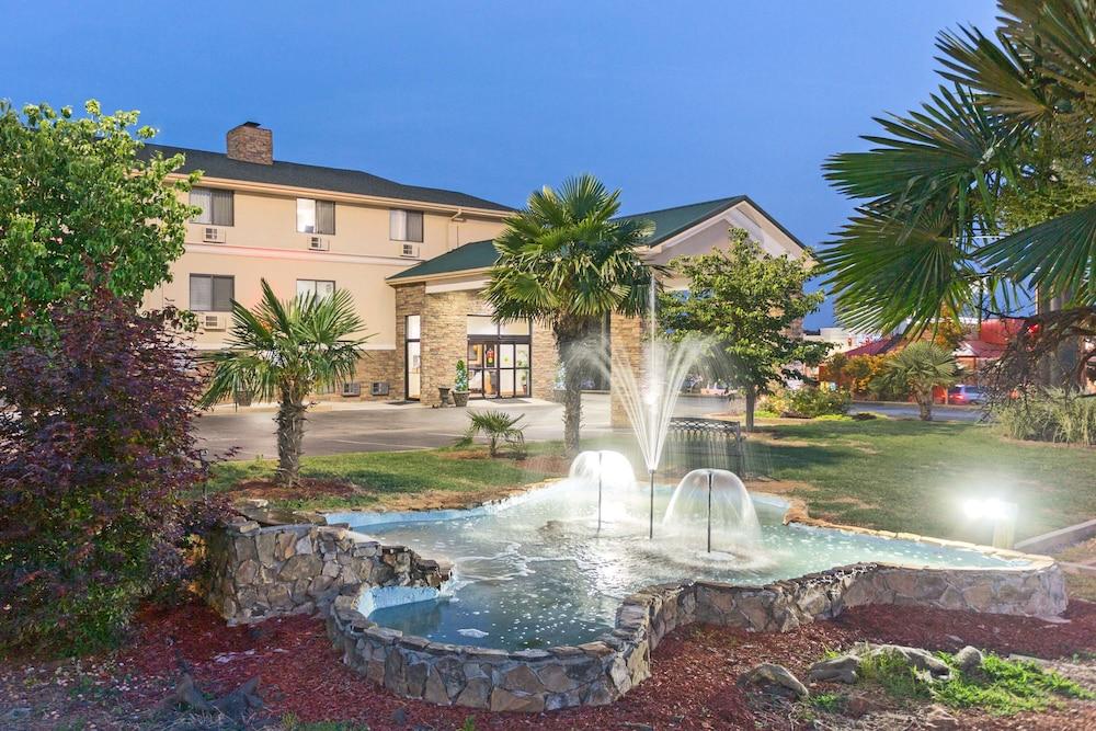 Super 8 by Wyndham Anderson/Clemson Area photo 1