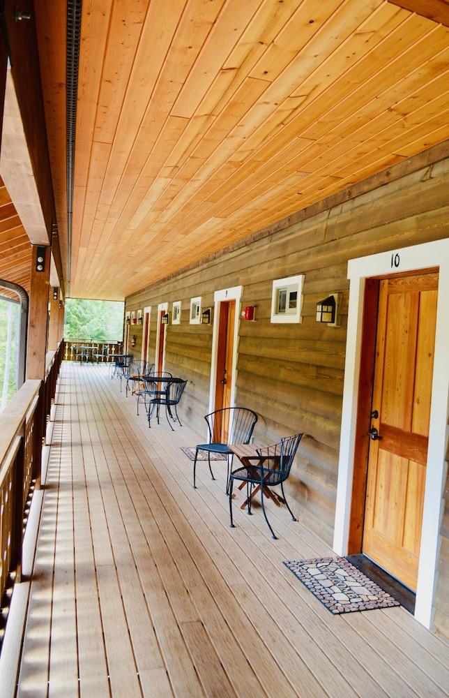 Glacier Guides Lodge photo 38