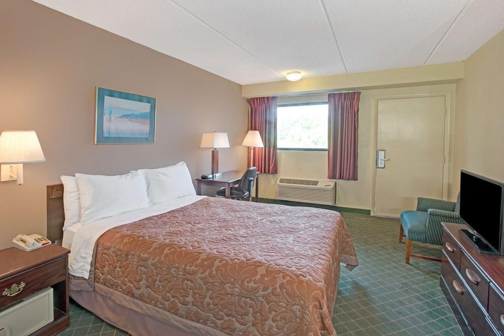 Super 8 by Wyndham Shelby photo 9