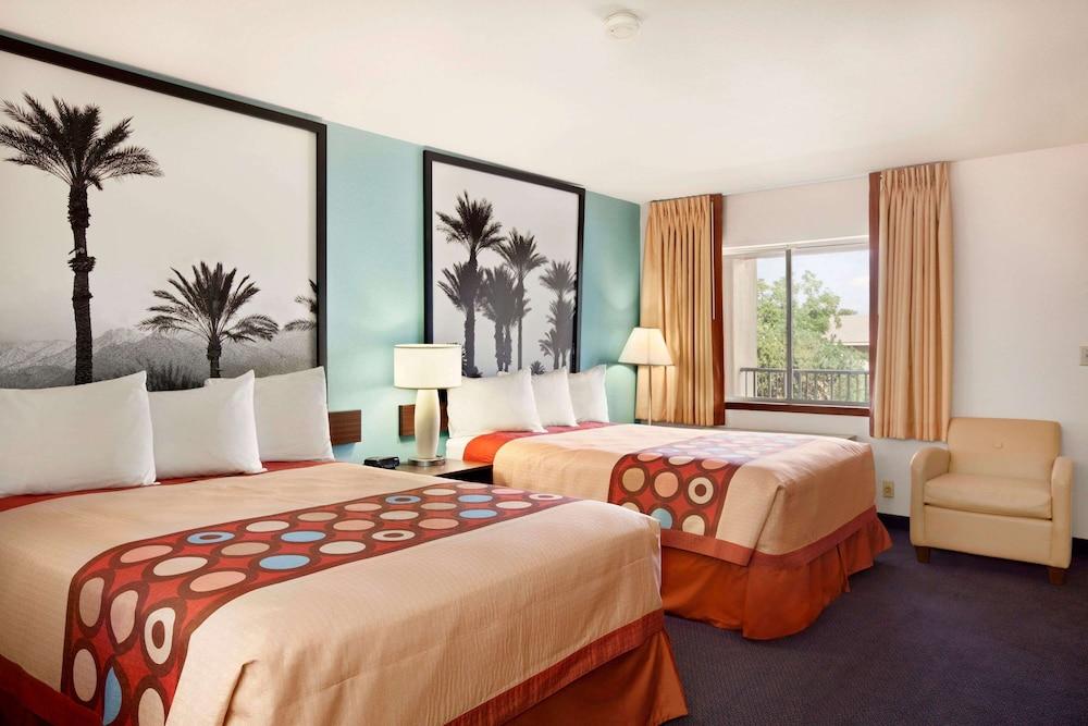 Super 8 by Wyndham Indio photo 8