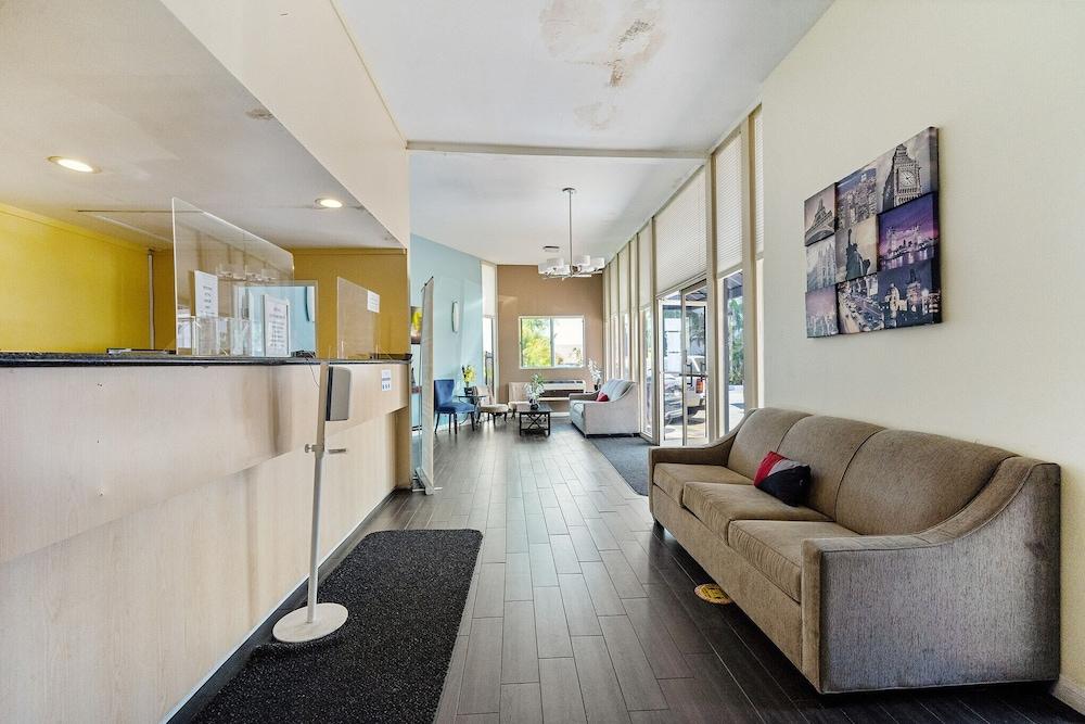MC Pacific Inn & Suites photo 2