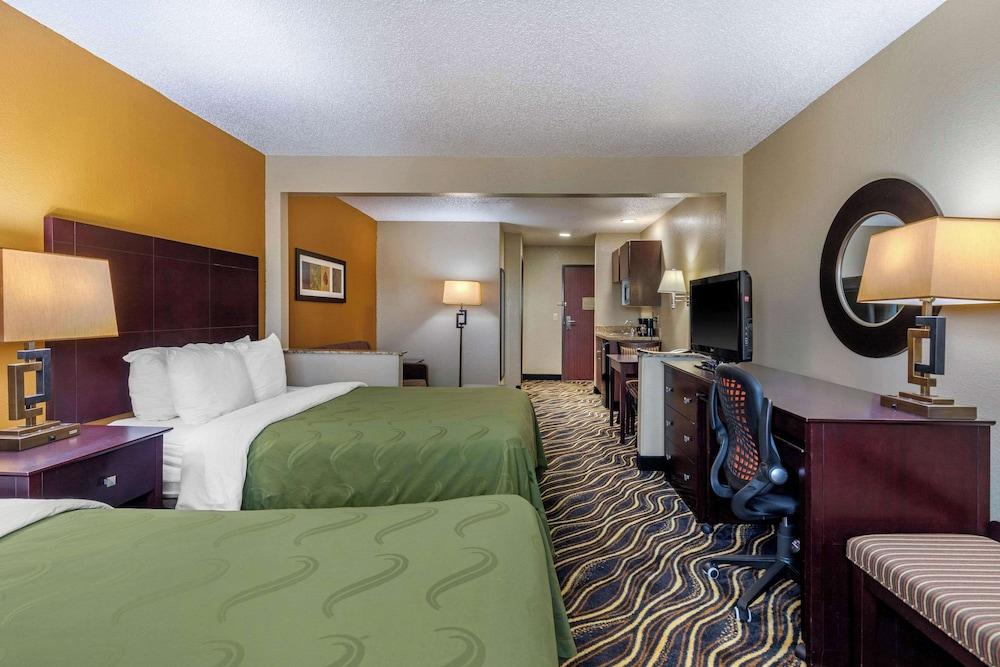 Quality Suites Addison - Dallas photo 2