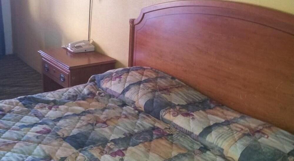 Deluxe Inn photo 51