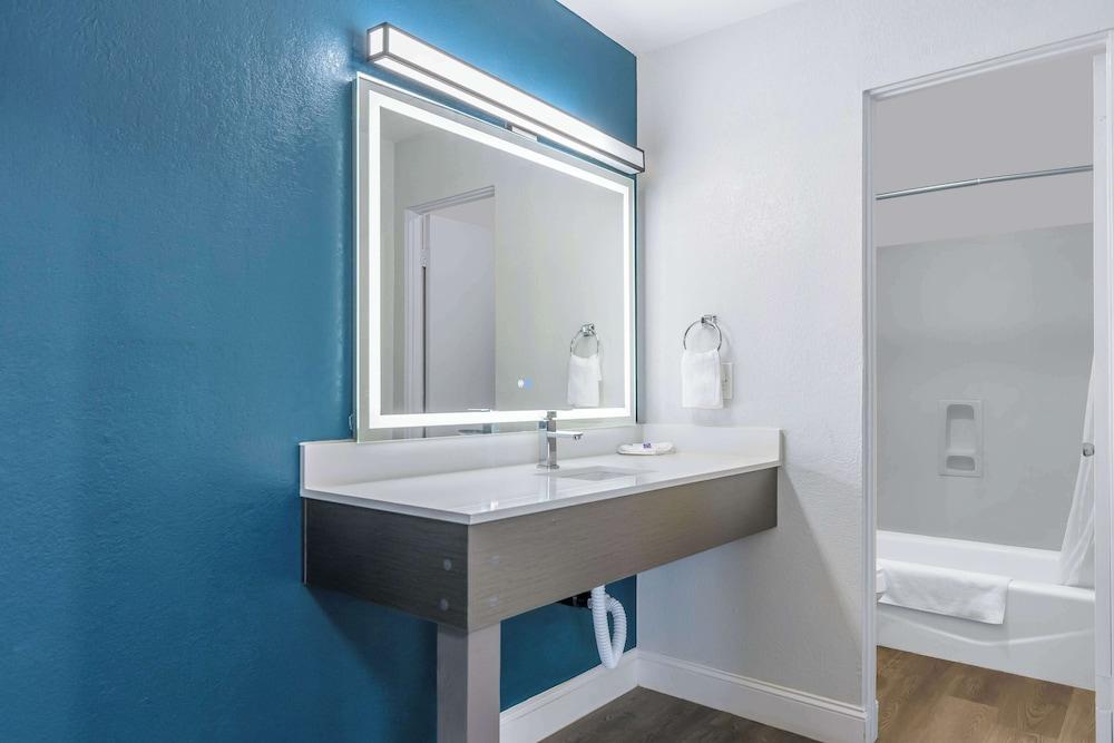 Studio 6 Suites Madera, California - Yosemite photo 20