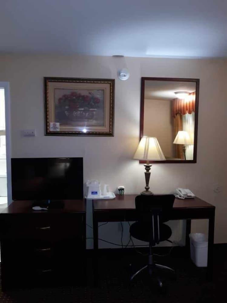 Rodeway Inn photo 9