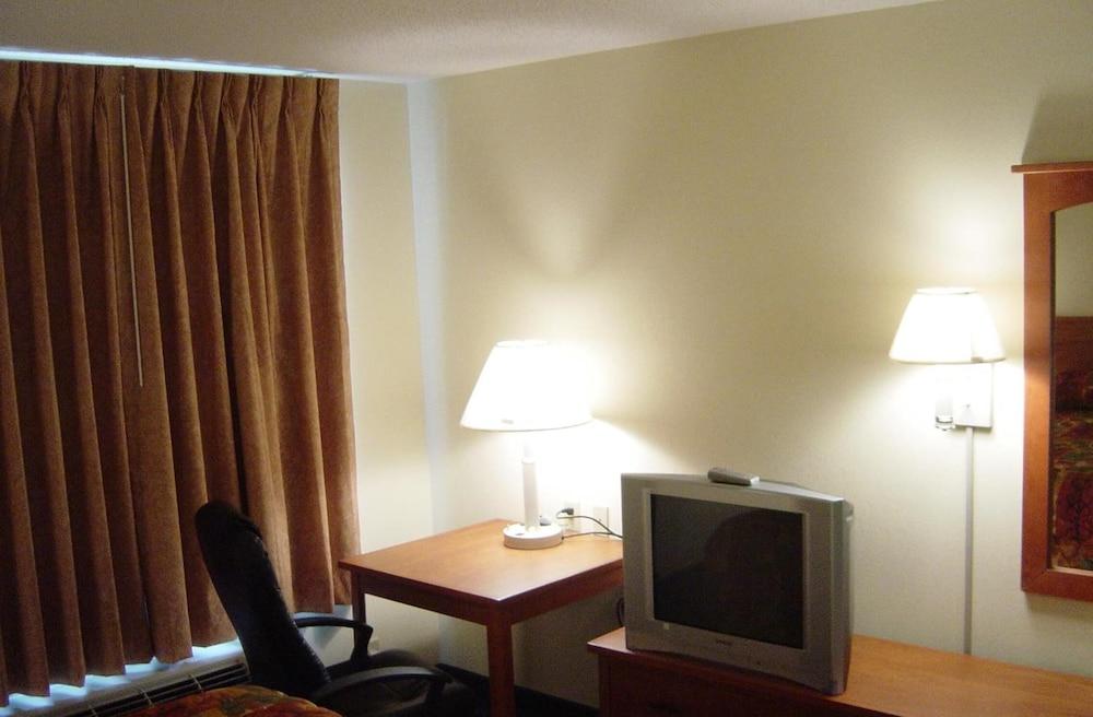 HomeTown Inn & Suites photo 10