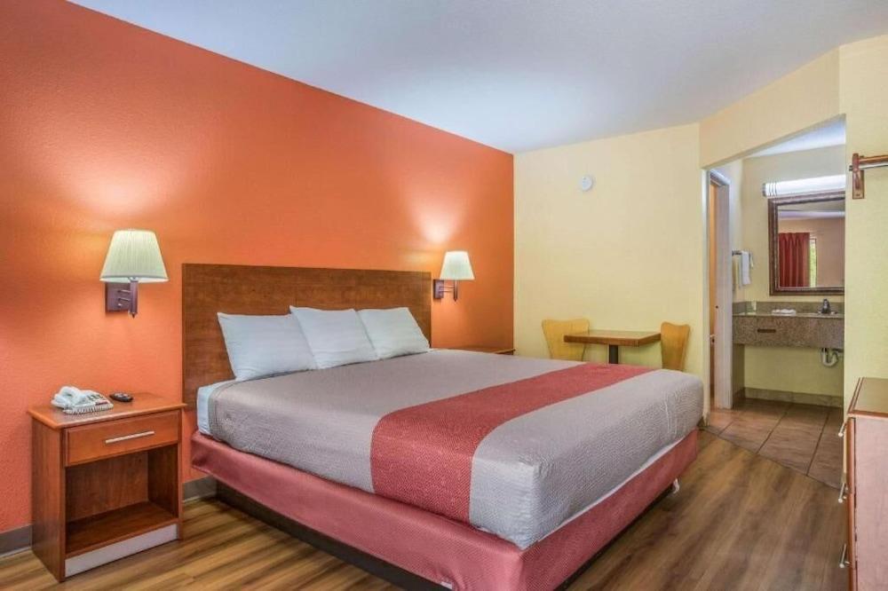 HomeTown Inn & Suites photo 16