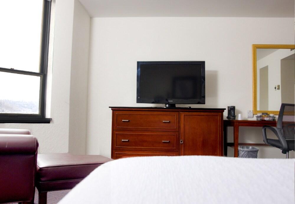 The McLure Hotel and Conference Center photo 25