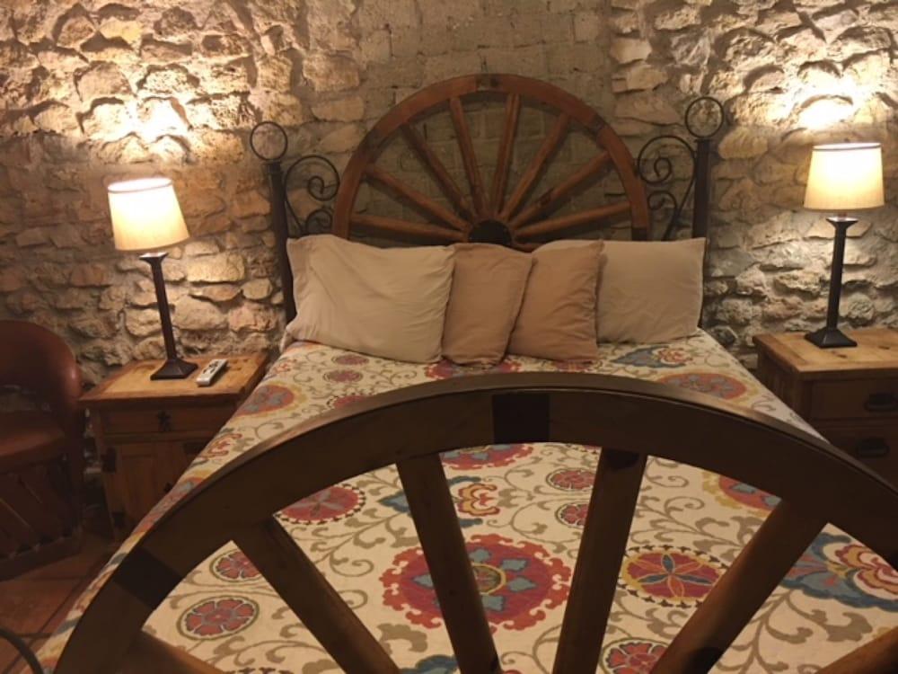 The Leakey Inn by CMD photo 16