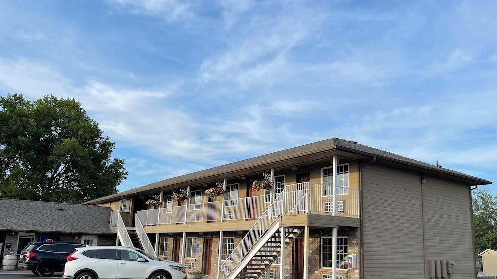 Morgan Inn And Suites photo 82