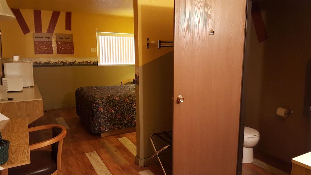 Earth Inn Motel photo 16