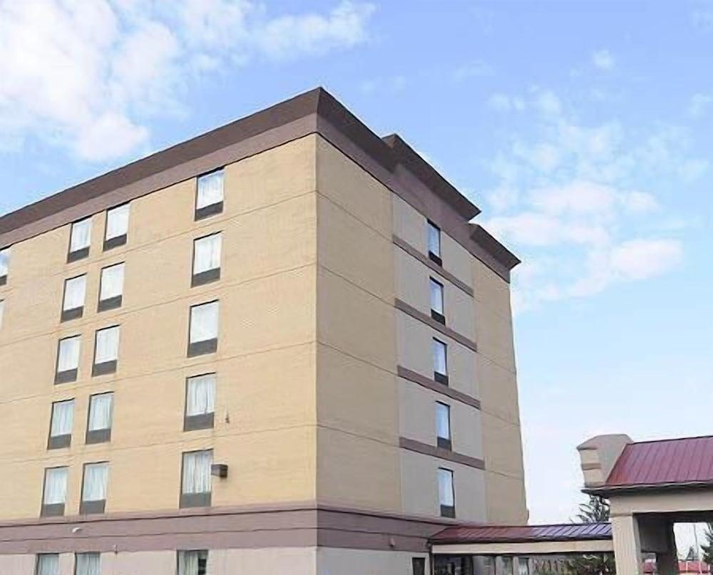 Days Inn by Wyndham Calumet Park photo 1