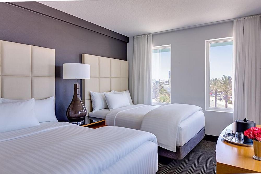 Streamline Hotel photo 43
