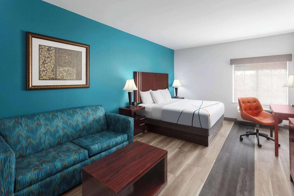 La Quinta Inn & Suites by Wyndham Woodward photo 4