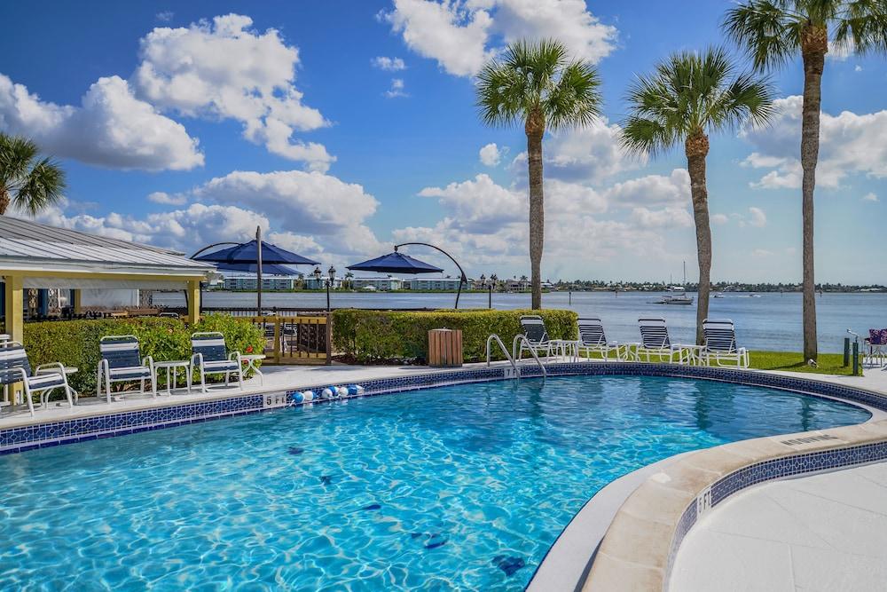 Hilton Vacation Club Charter Club Naples Bay — hotel in Naples