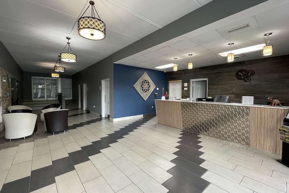 Econo Lodge Forest City photo 8
