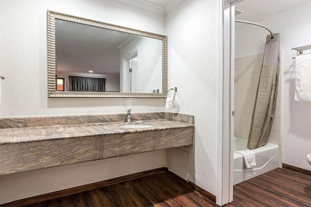 Baymont by Wyndham Bakersfield photo 4