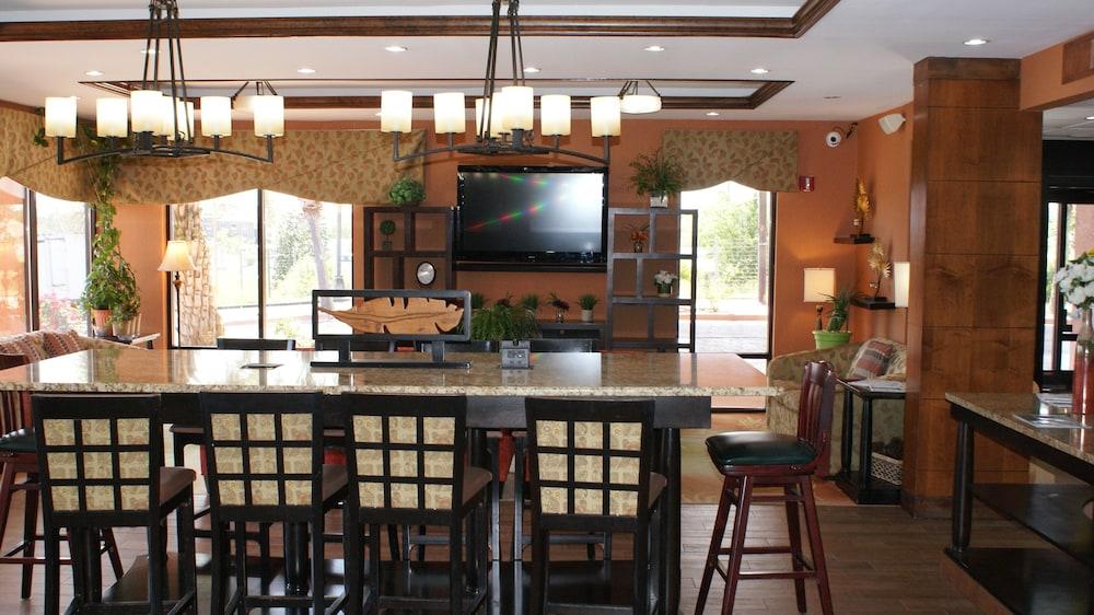 HomeTown Inn & Suites photo 28