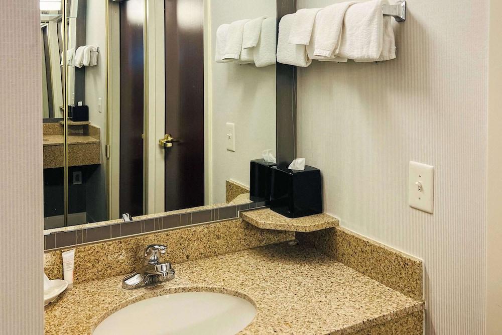Country Inn & Suites by Radisson, Columbus-Edinburgh photo 46