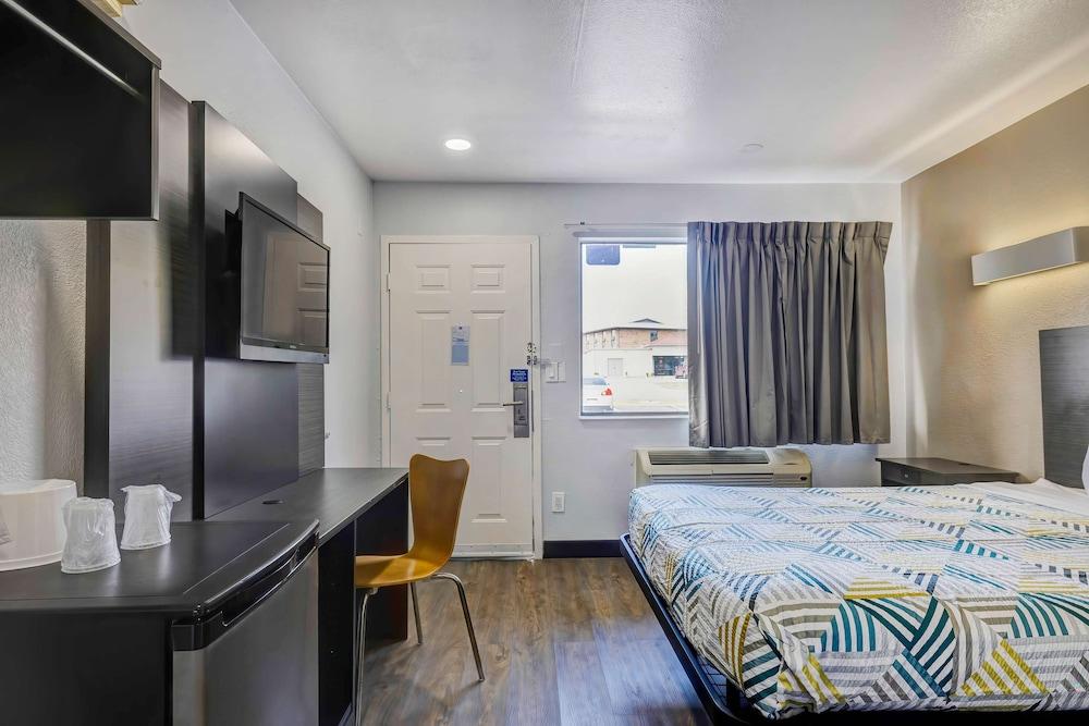 Motel 6 Denton, TX - UNT photo 24
