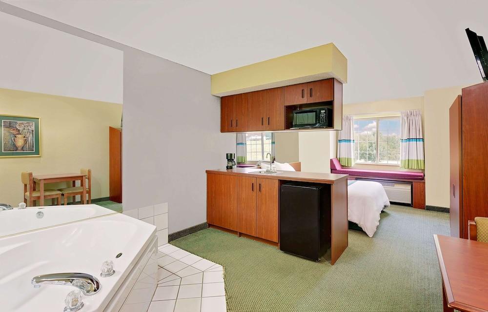Microtel Inn & Suites by Wyndham Thomasville/High Point/Lexi photo 23