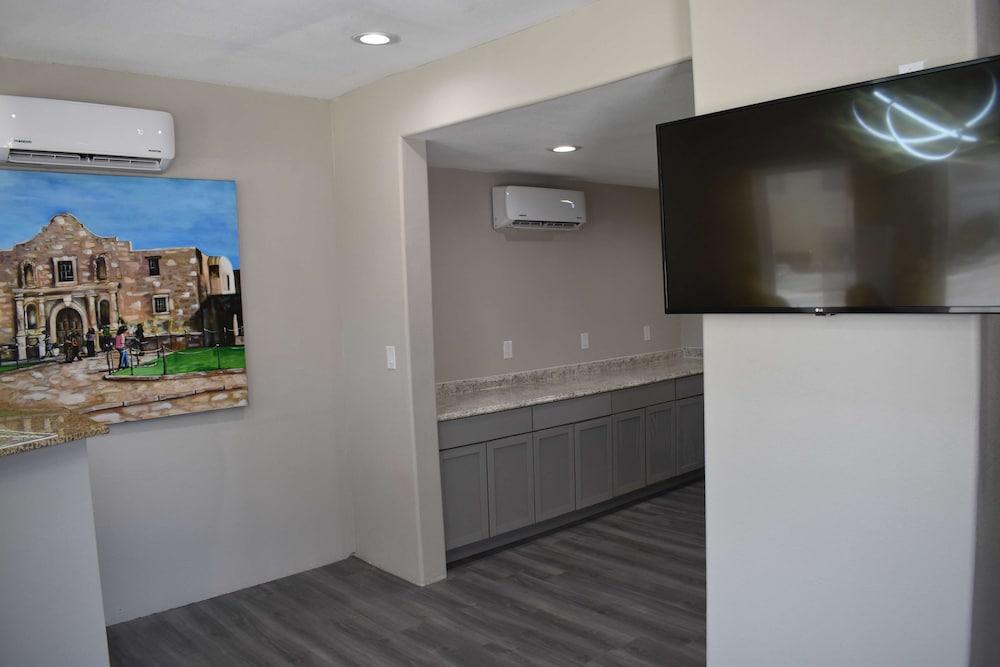 Days Inn by Wyndham San Antonio Alamo/Riverwalk photo 7