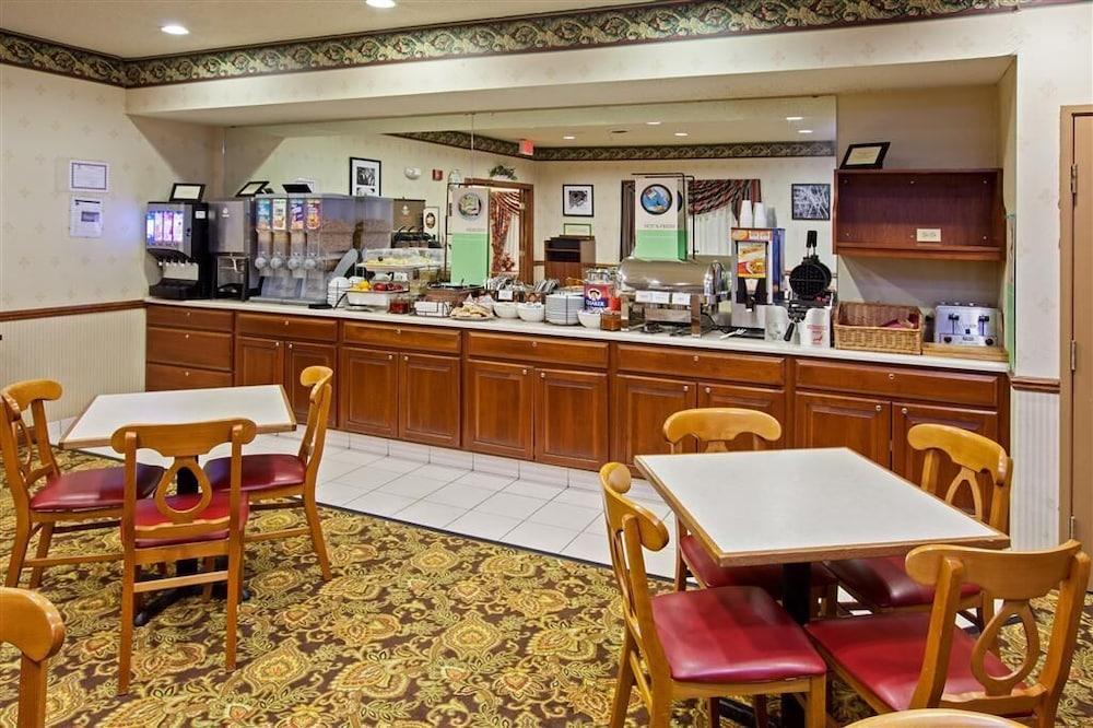 AmericInn by Wyndham Galesburg photo 25
