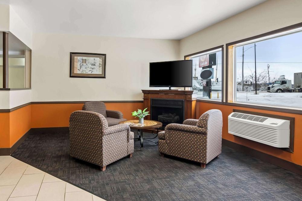 Econo Lodge Manistee photo 2