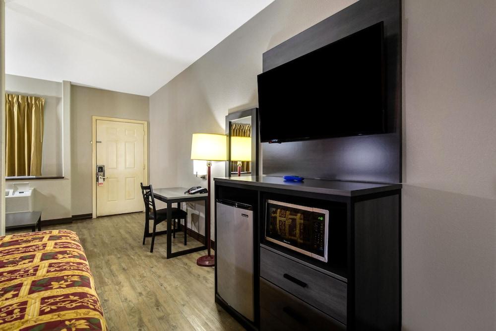 Executive Inn & Suites photo 28