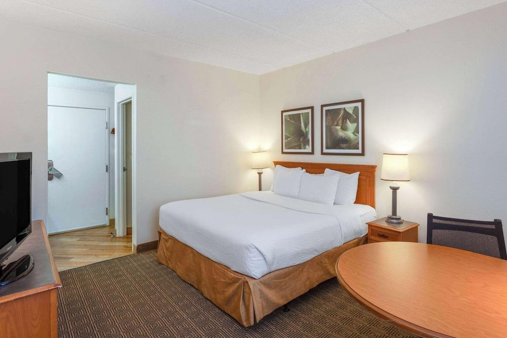 La Quinta Inn & Suites by Wyndham Jacksonville Mandarin photo 17