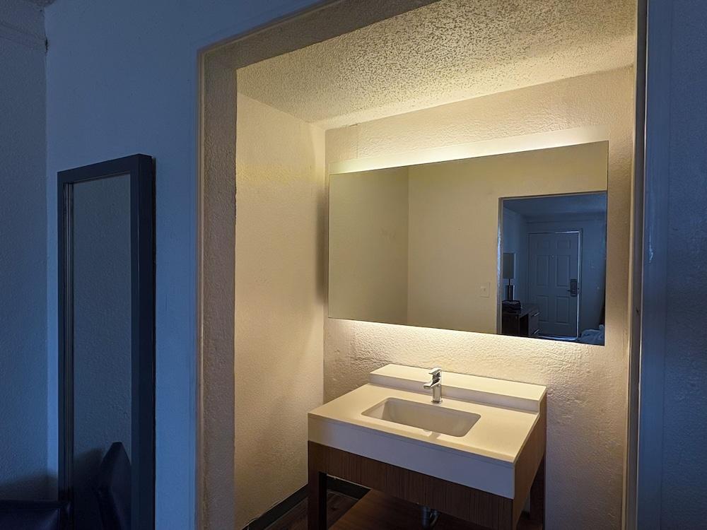 GO2 Inn & Suites by Relianse photo 2
