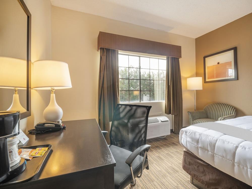 Baymont by Wyndham Houston North photo 41