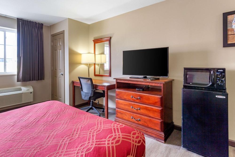 Econo Lodge Inn & Suites Dickson photo 12