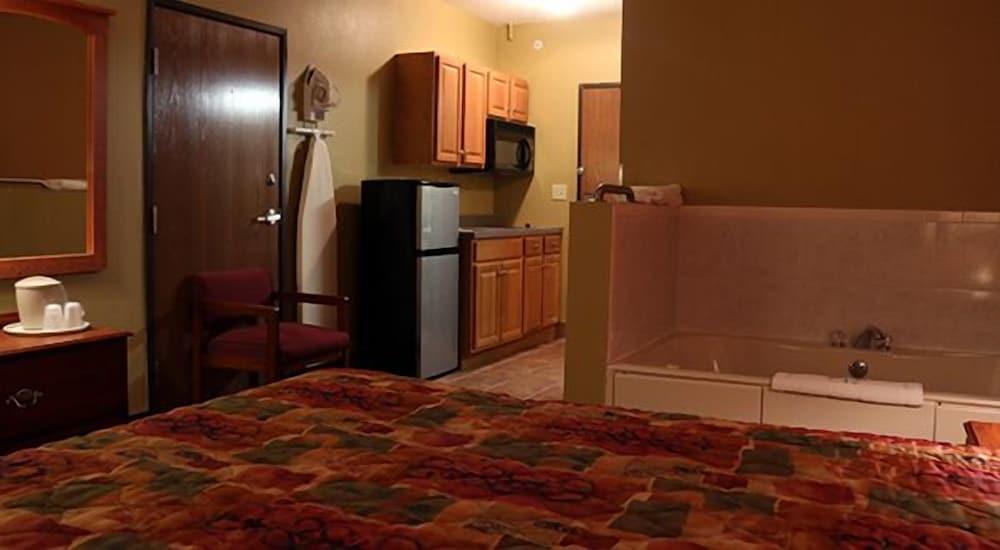 HomeTown Inn & Suites photo 3