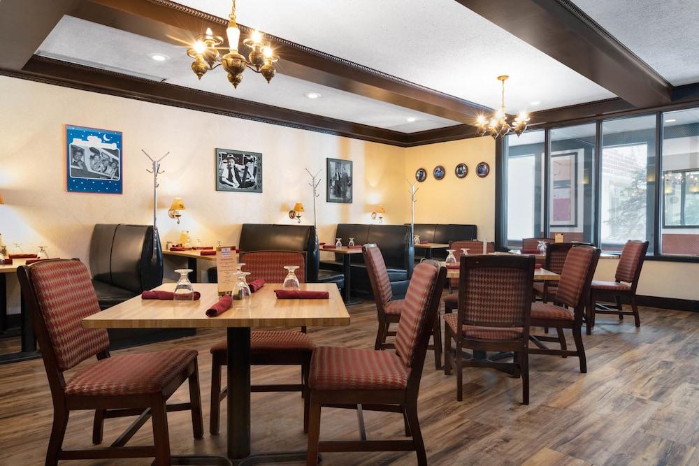 Ramada by Wyndham Albert Lea photo 84