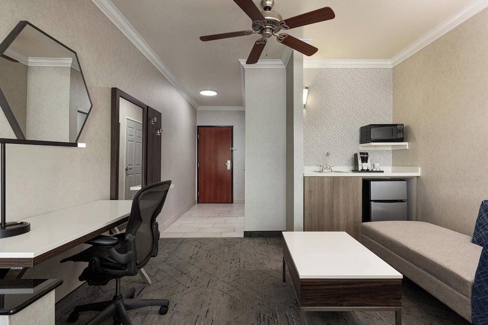 Holiday Inn Express and Suites Bakersfield Central by IHG photo 4
