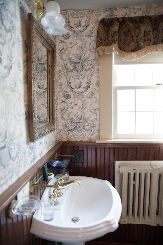 Bee and Thistle Inn photo 46