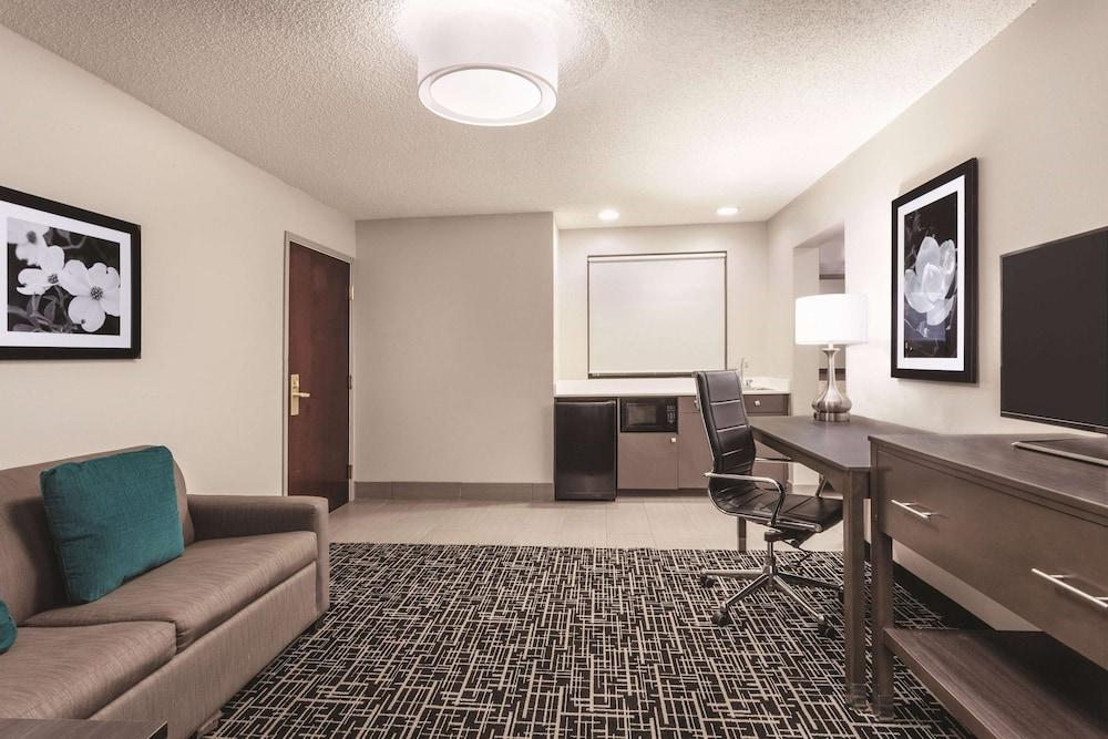 La Quinta Inn & Suites by Wyndham Covington photo 11
