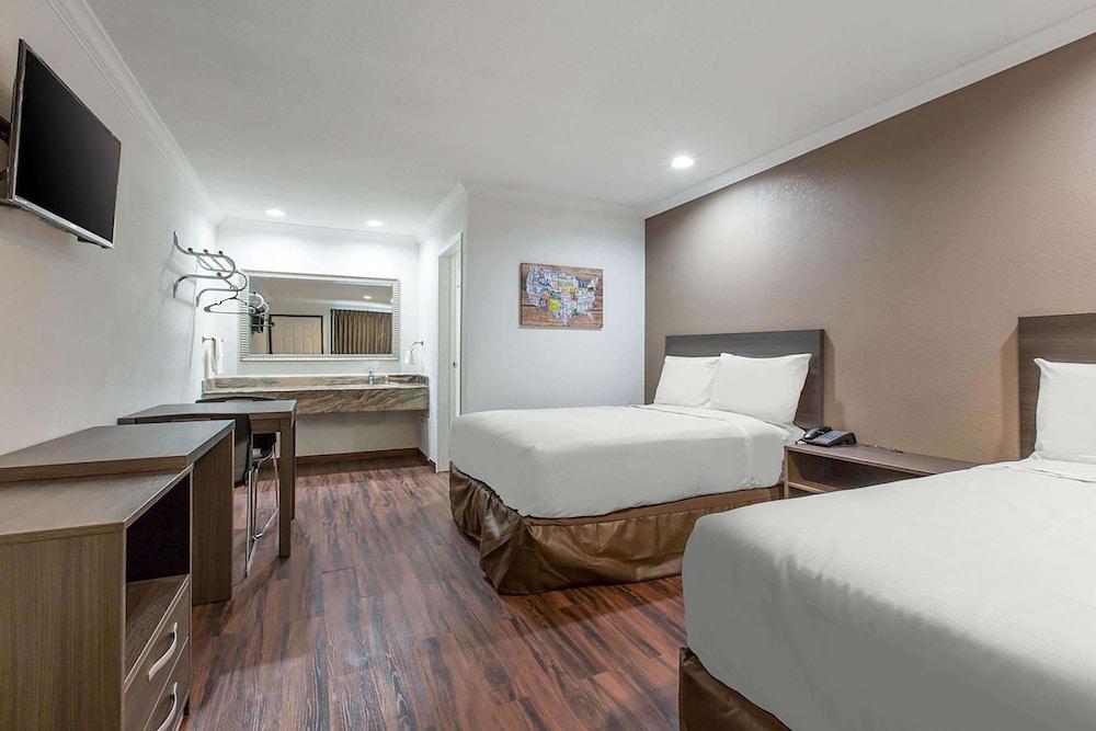 Baymont by Wyndham Bakersfield photo 16