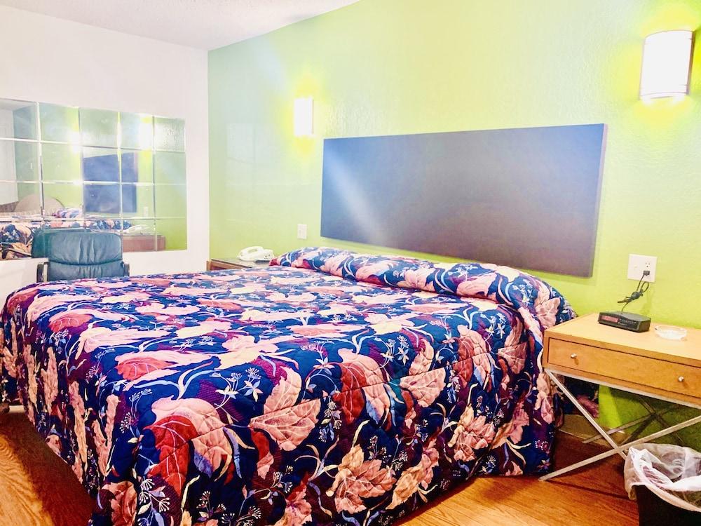 Embassy motel photo 11