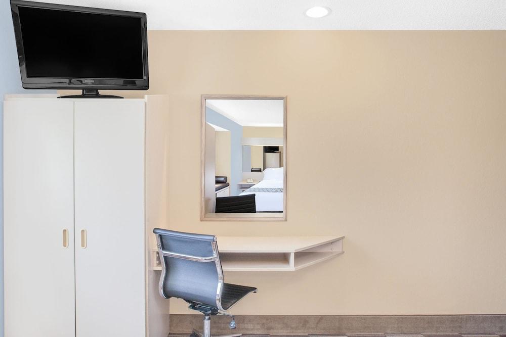 Microtel Inn & Suites By Wyndham Clear Lake photo 5