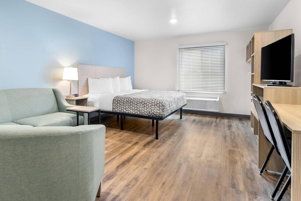 Woodspring Suites Elkhart photo 11