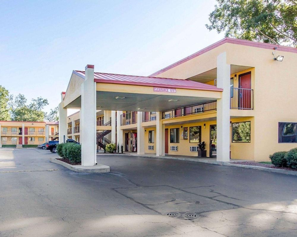 Econo Lodge Lanett photo 1