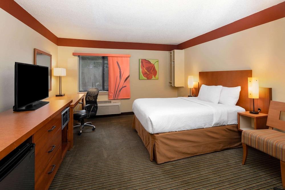 Spark by Hilton Savannah Midtown photo 13
